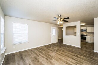 5410 Chase Canyon in San Antonio, TX - Foto de edificio - Building Photo