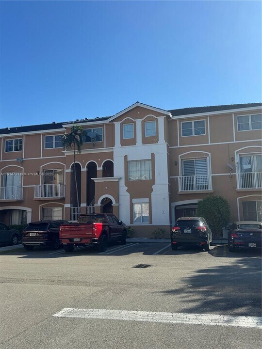 7250 NW 177th St in Hialeah, FL - Building Photo