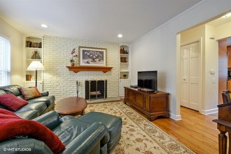 Barrington Townhomes in Barrington, IL - Building Photo - Interior Photo