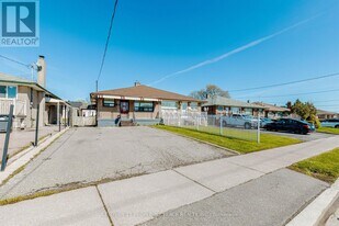8 Dean St in Brampton, ON - Building Photo