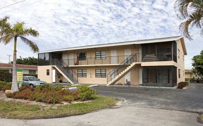 559 NE 44th St in Boca Raton, FL - Foto de edificio - Building Photo