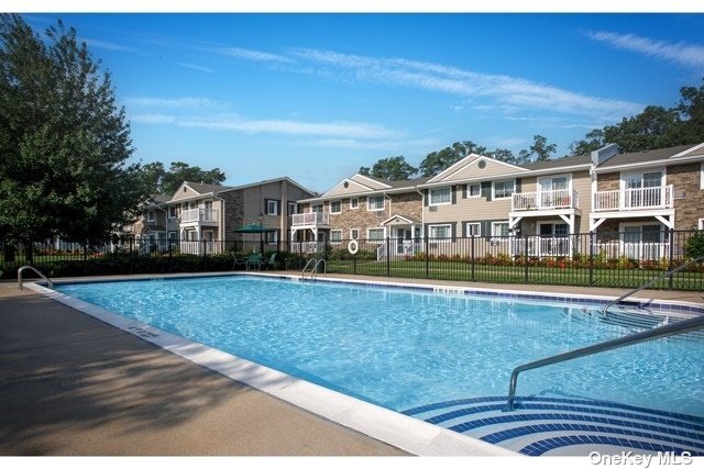 22 Williams Blvd-Unit -22-2C in Lake Grove, NY - Building Photo - Building Photo