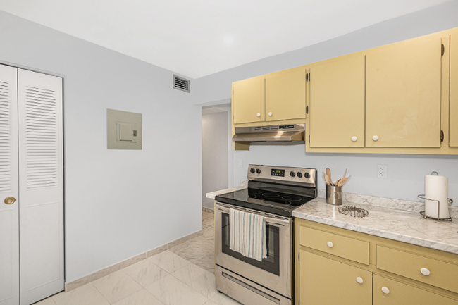 7705 SW 86th St in South Miami, FL - Building Photo - Building Photo