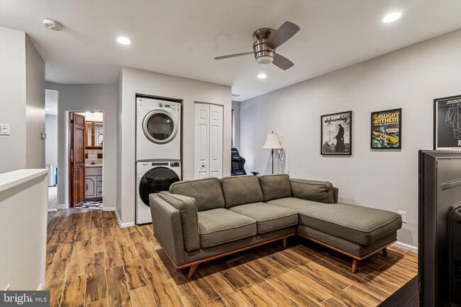 property at 1007 Dickinson St