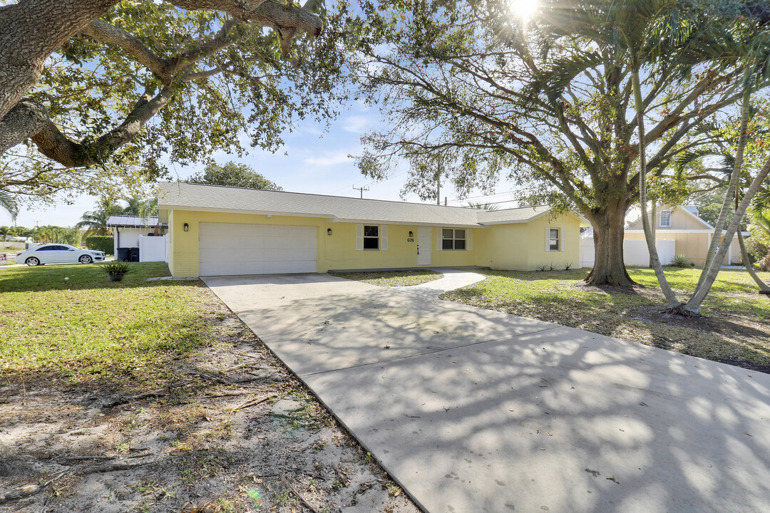 678 Riverside Dr in Palm Beach Gardens, FL - Building Photo