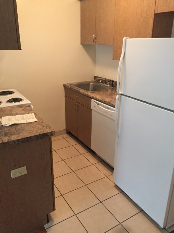 1585 W Highland Pkwy in St. Paul, MN - Building Photo - Building Photo