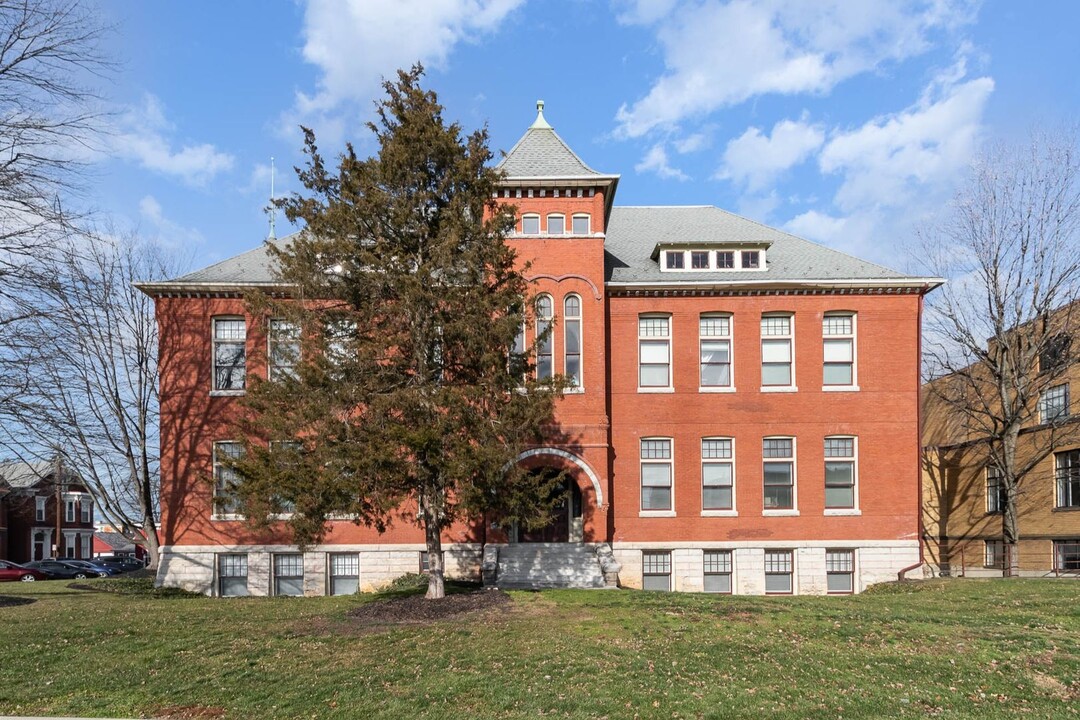 133 W Locust St in Mechanicsburg, PA - Building Photo