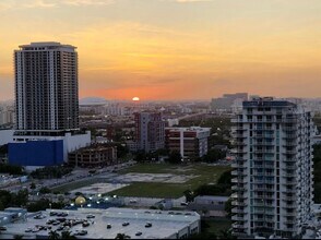 1800 N Bayshore Dr, Unit 1502 in Miami, FL - Building Photo - Building Photo