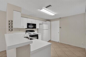 1210 Sorrento Dr in Weston, FL - Foto de edificio - Building Photo