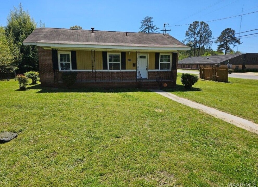 2813 Azalea Ave in Tuskegee, AL - Building Photo