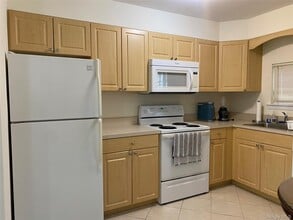 594 W Montauk Hwy in Lindenhurst, NY - Building Photo - Building Photo