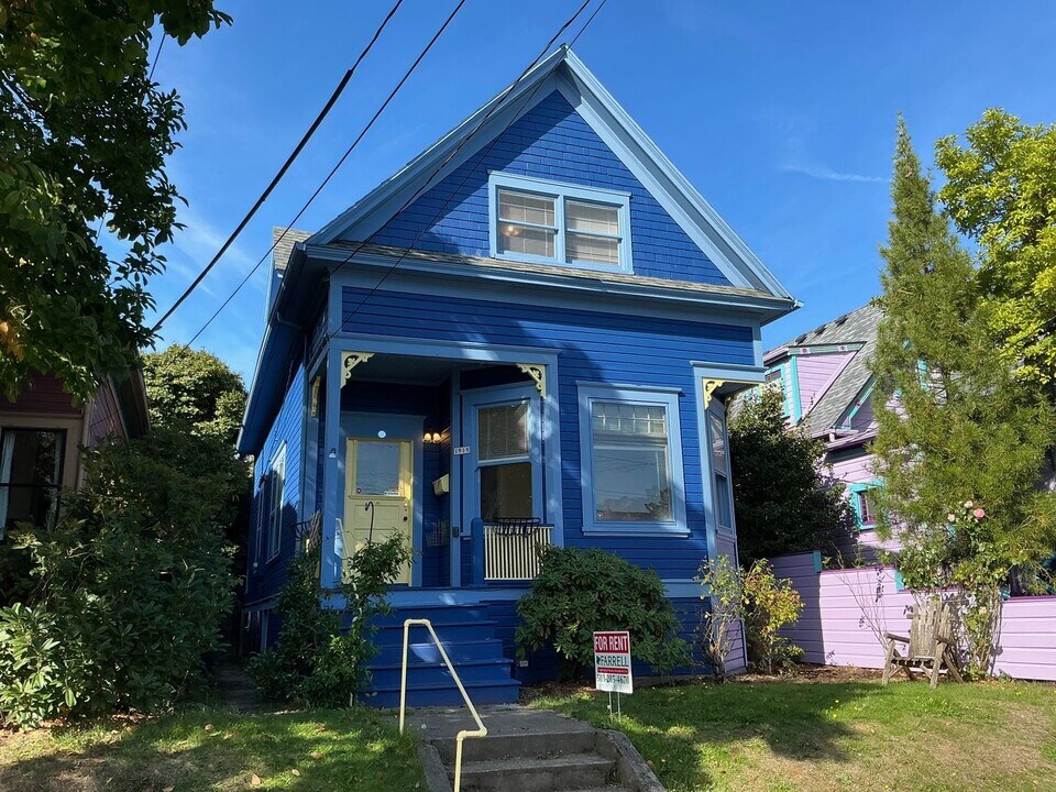 1919 NW 23rd Pl in Portland, OR - Building Photo