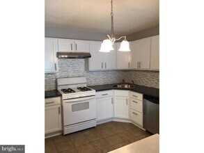 14 Versailles Ct in Hamilton Township, NJ - Building Photo - Building Photo