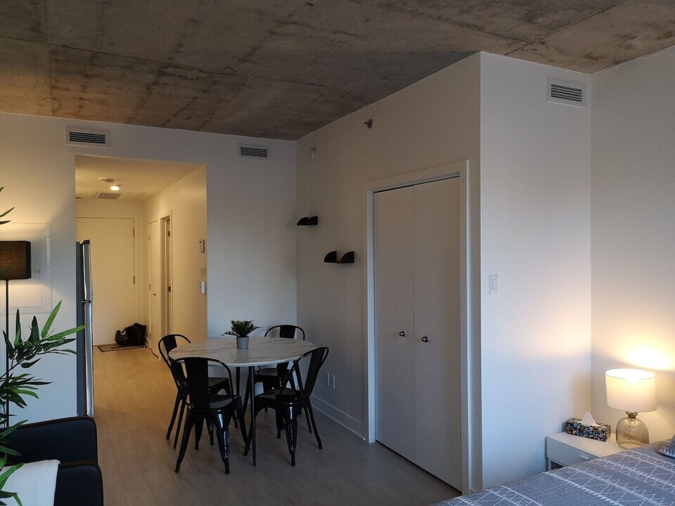 67 Boul. de Maisonneuve E in Montréal, QC - Building Photo