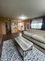 34228 Christmas Tree Ln in Creswell, OR - Building Photo