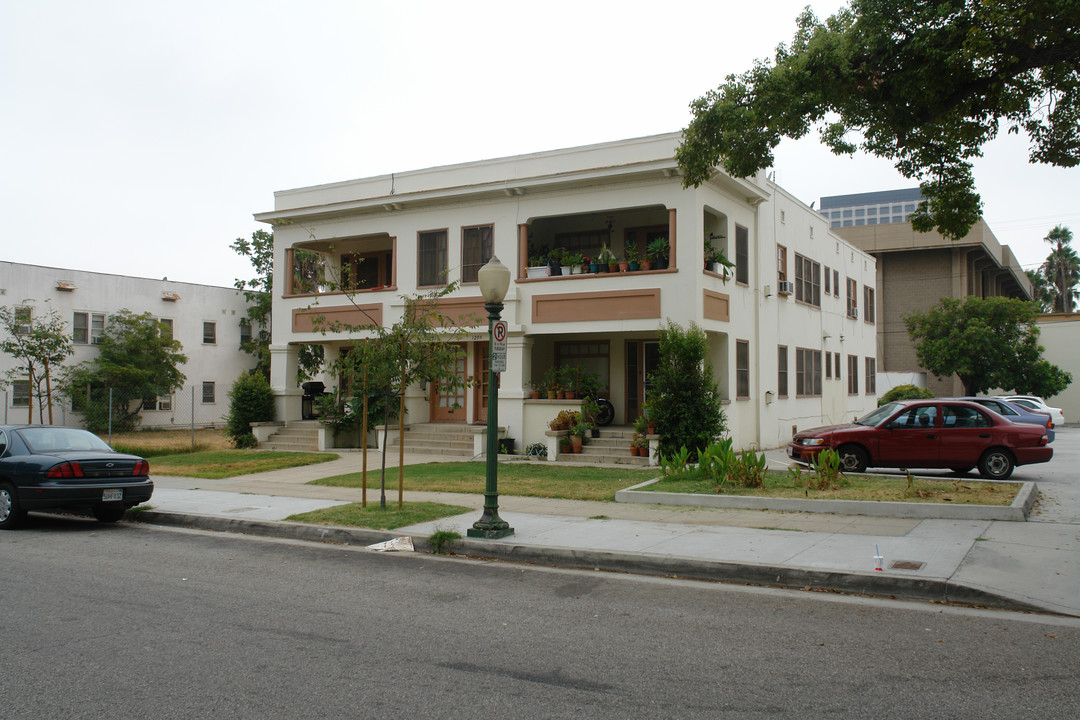 127 N Kenwood St in Glendale, CA - Building Photo