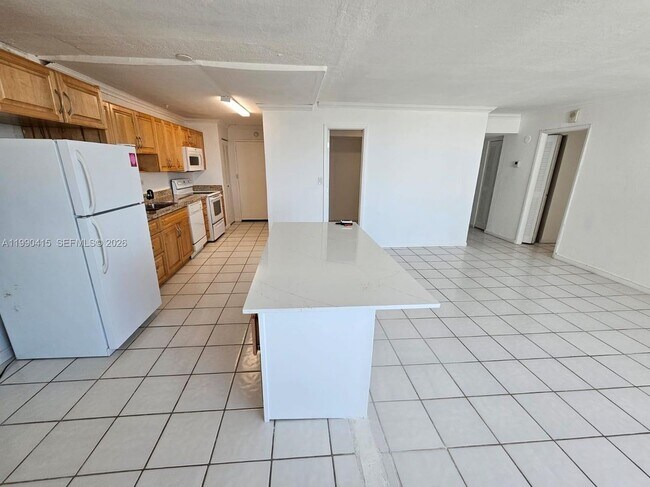 7135 Collins Ave in Miami Beach, FL - Foto de edificio - Building Photo