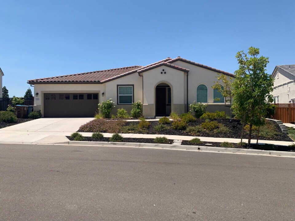 5394 Promontory Wy in Antioch, CA - Building Photo
