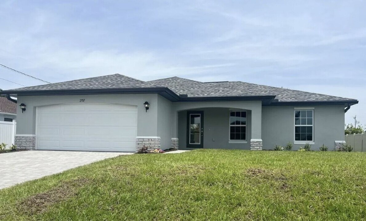 2707 NE 7th Ave in Cape Coral, FL - Building Photo