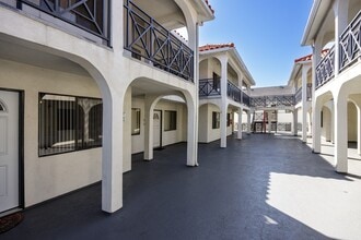 Lemoli Apartments in Hawthorne, CA - Building Photo - Building Photo