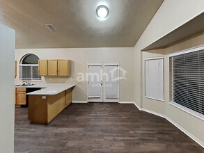 6398 S Clover Creek Ln in Salt Lake City, UT - Foto de edificio - Building Photo