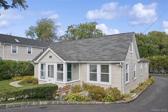 151 Steamboat Rd in Great Neck, NY - Building Photo - Building Photo
