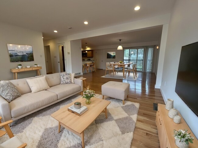 22 Broadlawn Park, Unit #22 in Chestnut Hill, MA - Foto de edificio - Building Photo