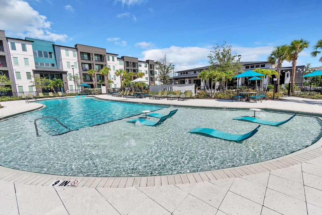 AVLI AT CROSSTOWN CENTER APARTMENTS in Tampa, FL - Building Photo