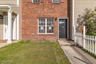 103 Woodlake Ct in Jacksonville, NC - Building Photo - Building Photo