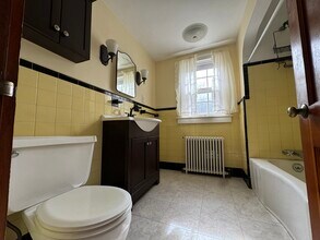 39 Lake Dr in East Hampton, CT - Foto de edificio - Building Photo