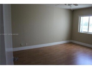 120 Lakeview Dr, Unit 209 in Weston, FL - Building Photo - Building Photo