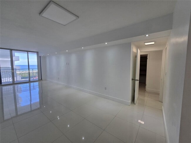 5825 Collins Ave in Miami Beach, FL - Building Photo - Building Photo