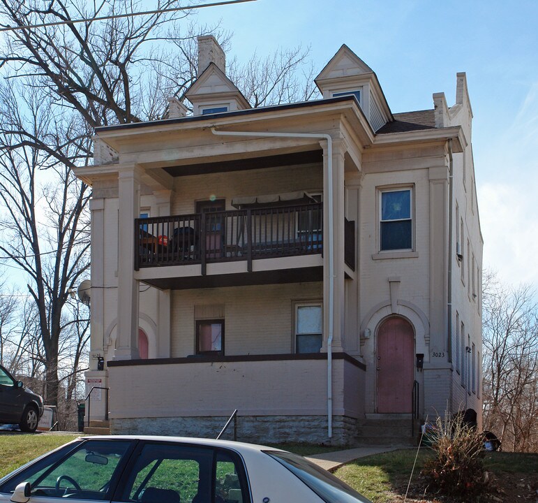 3021 Bathgate St in Cincinnati, OH - Foto de edificio