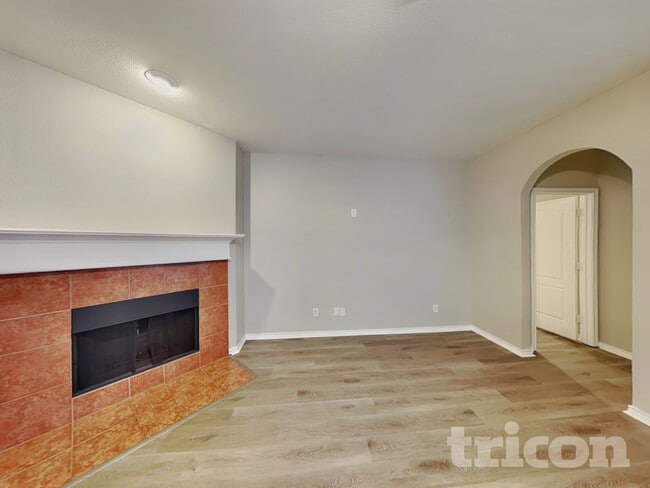 223 Troy Ln in Red Oak, TX - Foto de edificio - Building Photo