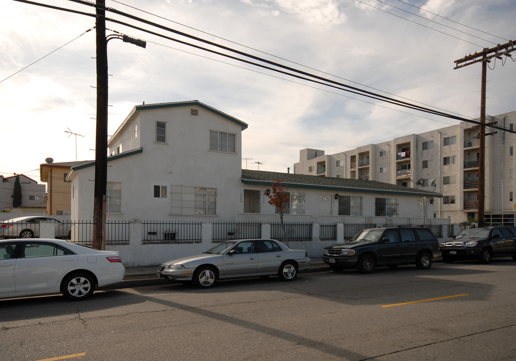 3286-3292 San Marino St in Los Angeles, CA - Building Photo