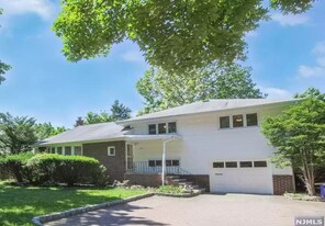 10 Center St in Cresskill, NJ - Building Photo