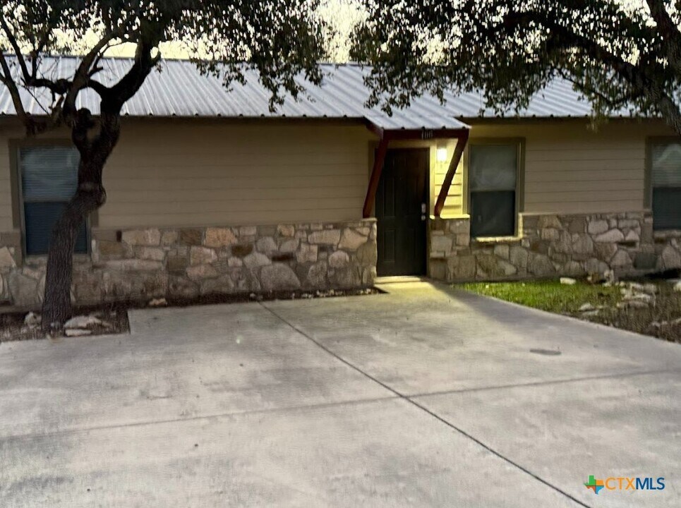 466 Clearview Canyon in Canyon Lake, TX - Building Photo