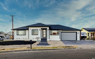 1327 Crestview Ct in Santa Rosa, CA - Building Photo