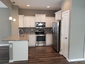 9146 Burkwood Dr in West Des Moines, IA - Building Photo - Building Photo