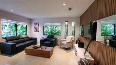 77 NE 43rd St in Miami, FL - Building Photo - Building Photo