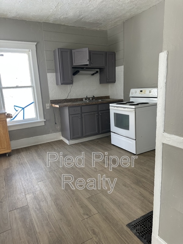 820 E Wyandotte St in Freeport, IL - Building Photo - Building Photo