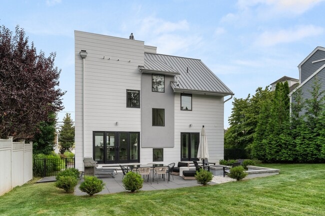 200 Hillspoint Rd in Westport, CT - Building Photo - Building Photo