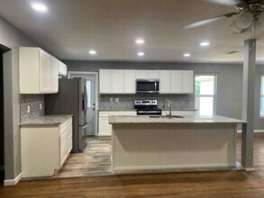 4824 Trail Lake Dr in Fort Worth, TX - Foto de edificio - Building Photo