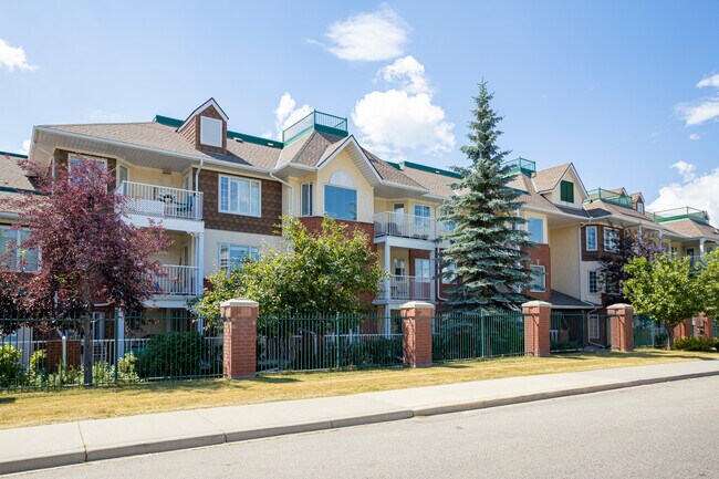 101-2207 Sienna Park Grn SW in Calgary, AB - Building Photo - Building Photo