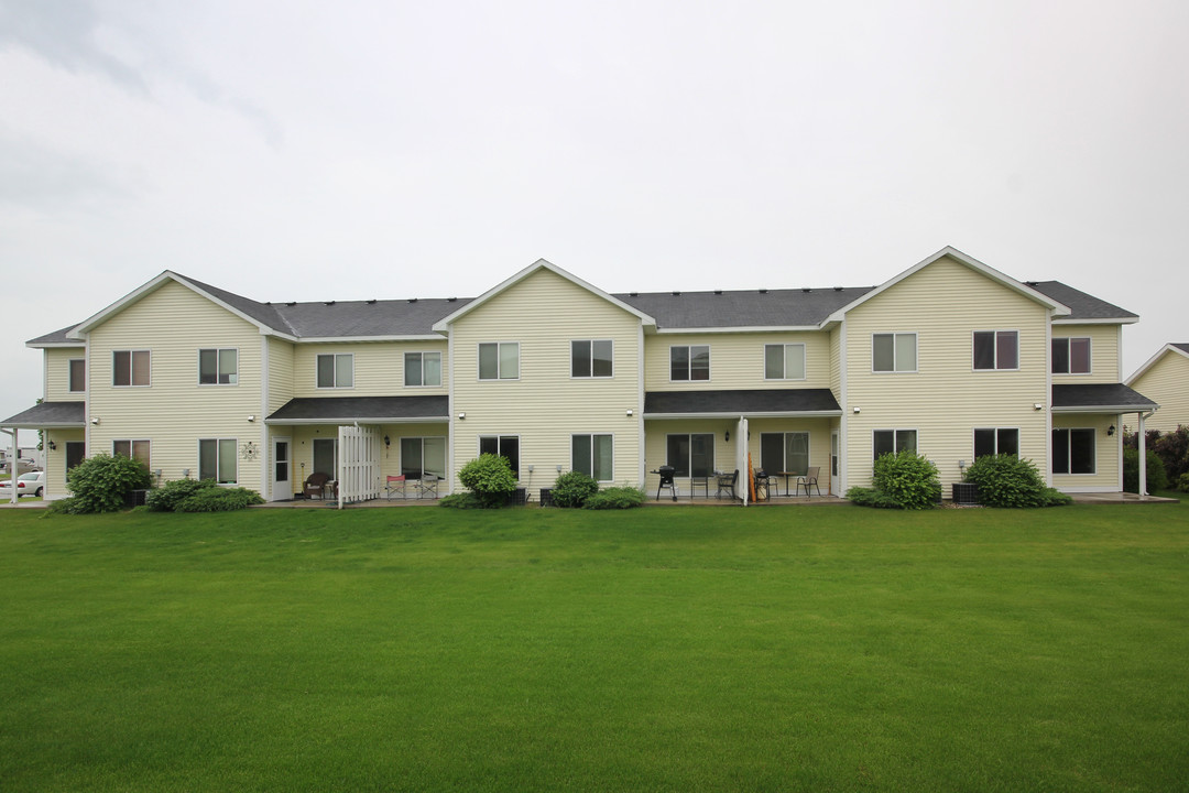 Roseau Court Townhomes in Roseau, MN - Building Photo