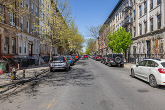 305 Jefferson St in Brooklyn, NY - Building Photo - Building Photo