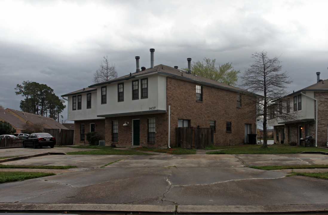 1437-1447 Lake Calais Ct in Baton Rouge, LA - Foto de edificio