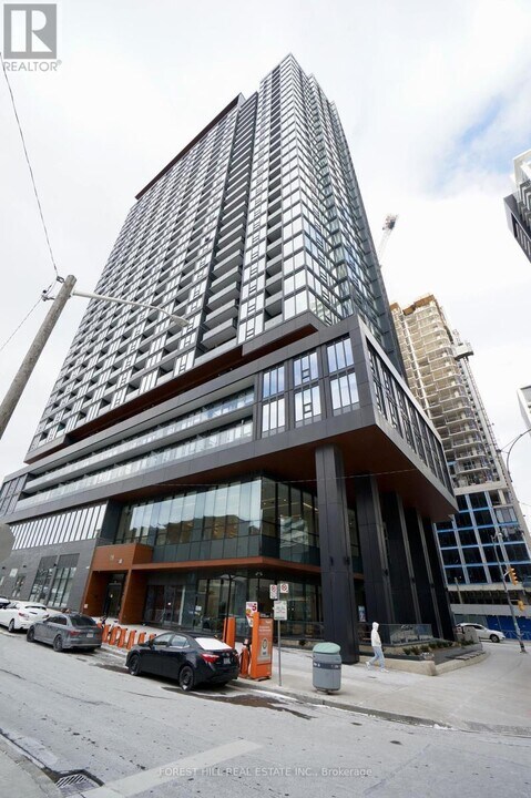 19-2319 Western Battery Rd in Toronto, ON - Building Photo