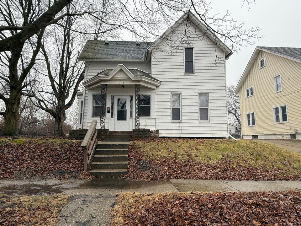 728 S Pleasant St in Jackson, MI - Building Photo