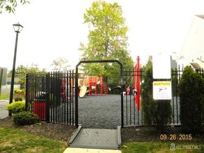 77 Clay St in North Brunswick, NJ - Building Photo - Building Photo